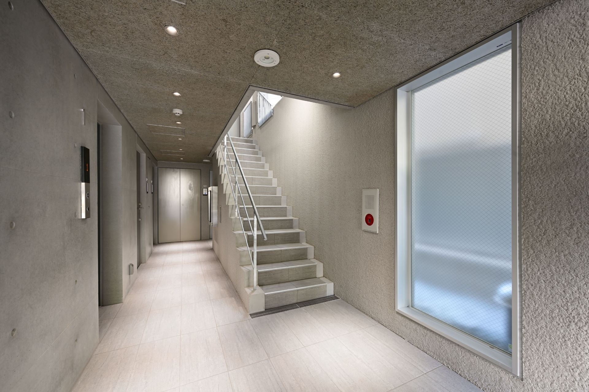 グレイッシュなモノトーンでまとめたエントランスホール