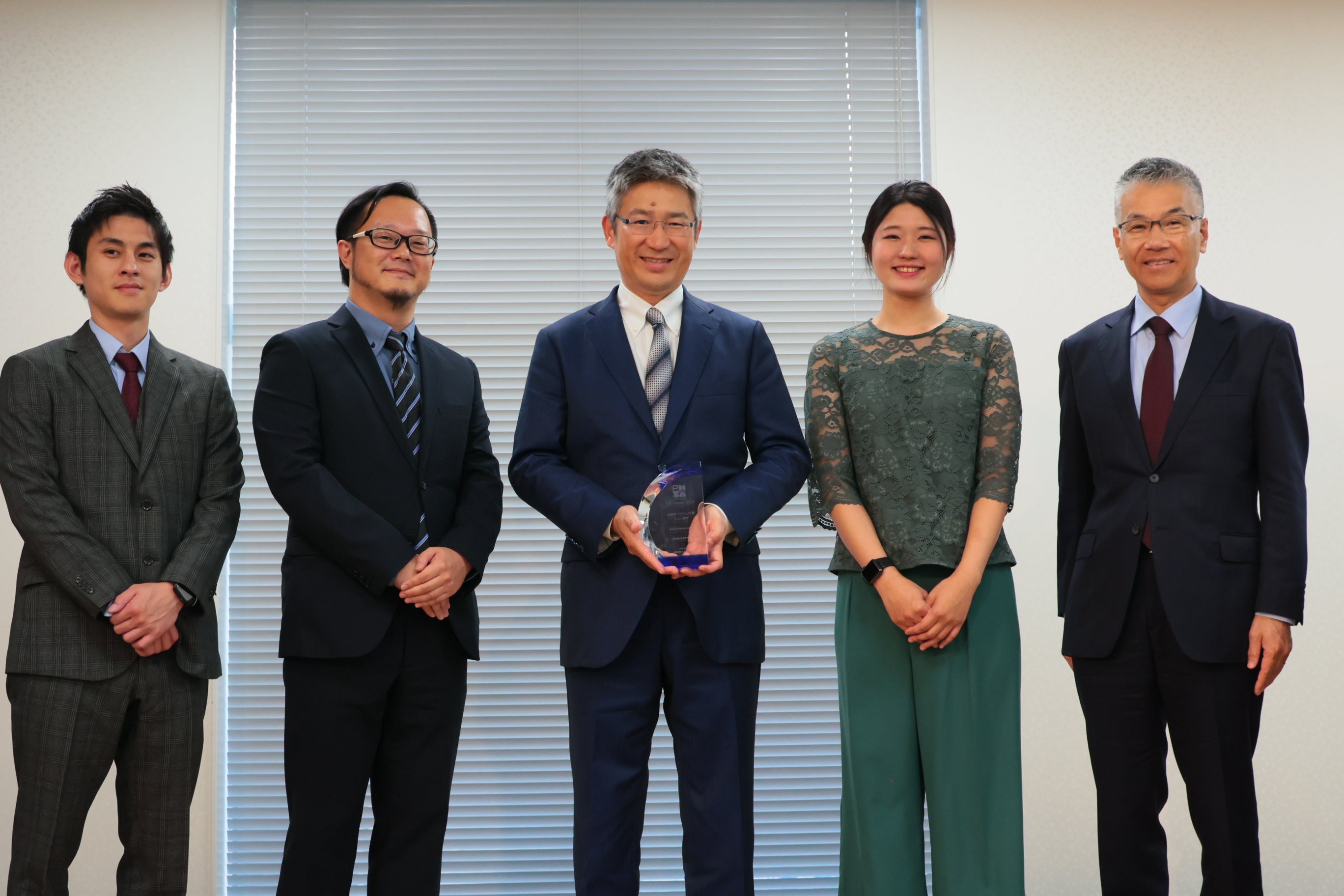 最優秀プロジェクト賞（Large部門）を受賞した 株式会社ネオマルス 代表取締役　甲斐 武彦氏（中央）