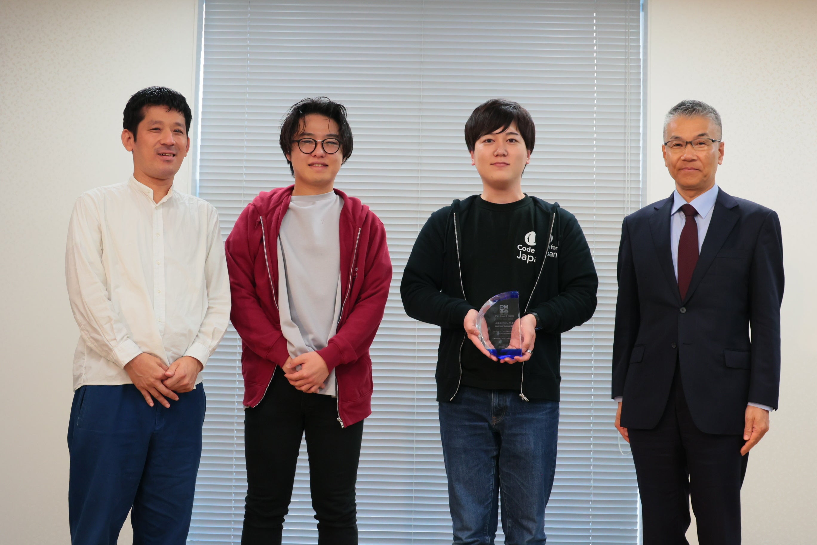 最優秀プロジェクト賞（Small & Medium部門）を受賞した 一般社団法人コード・フォー・ジャパン 上東 亜佑稀氏（右から2番目）
