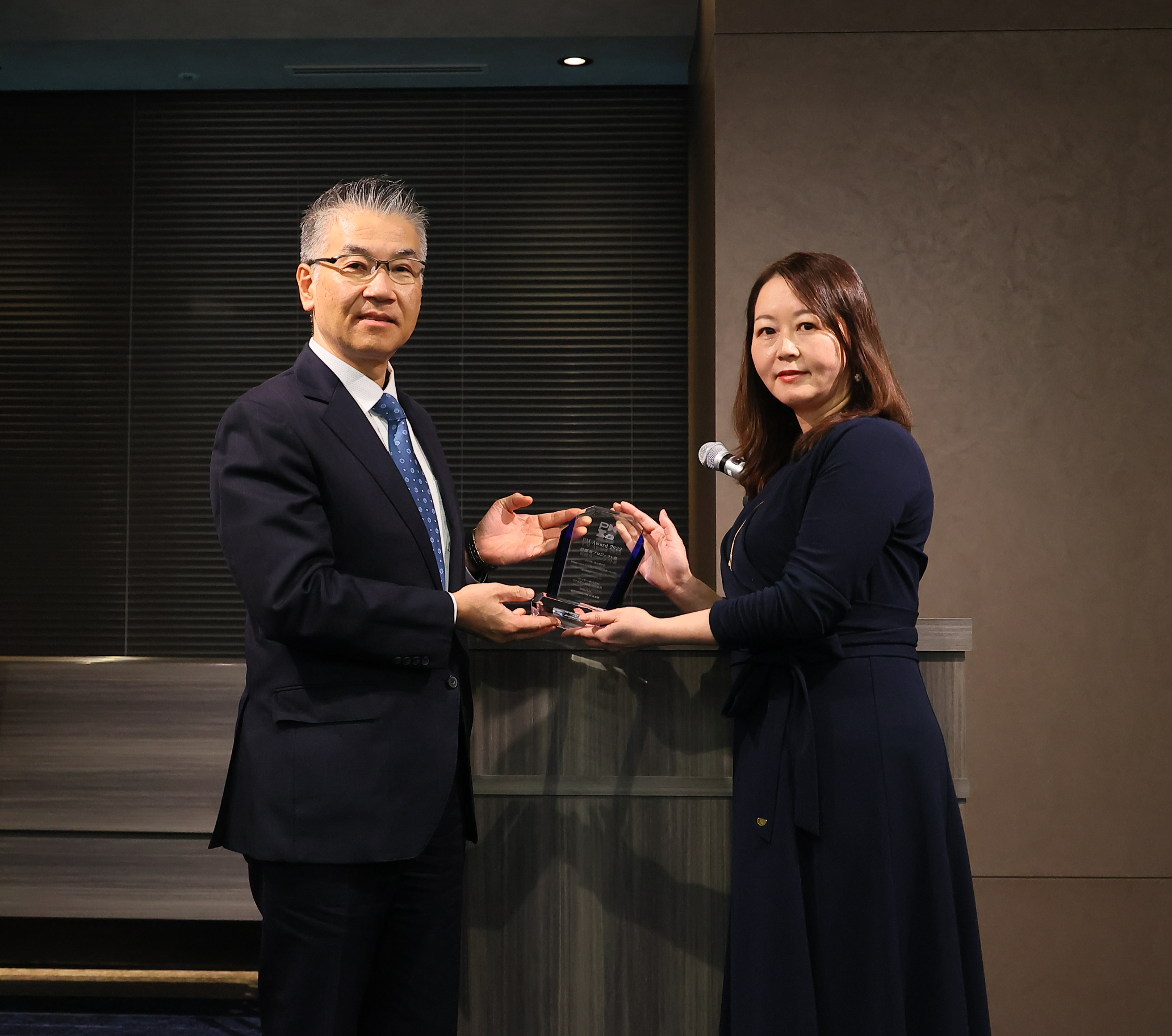 最優秀プロジェクト賞を受賞したファイザーR&D合同会社の三木　恵氏（右）