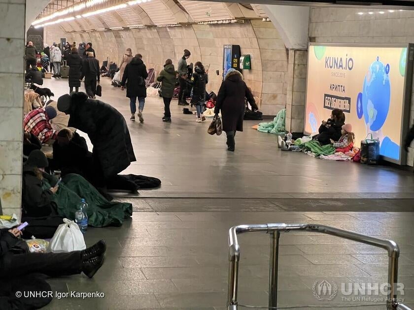 キエフ市内の地下鉄構内に避難するウクライナ市民
