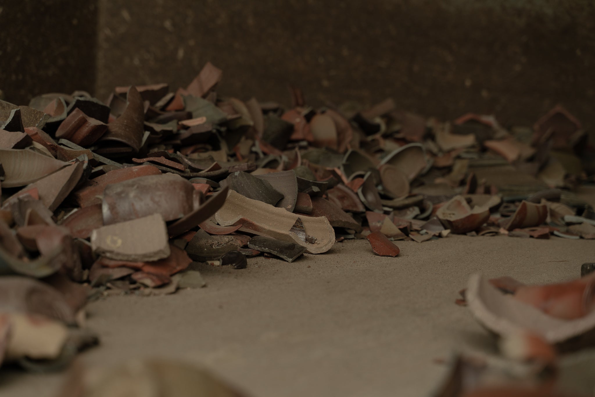 粉砕を待つ陶器ごみ