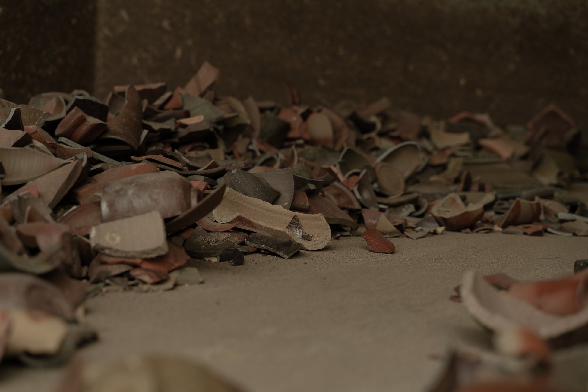 粉砕を待つ陶器ごみ