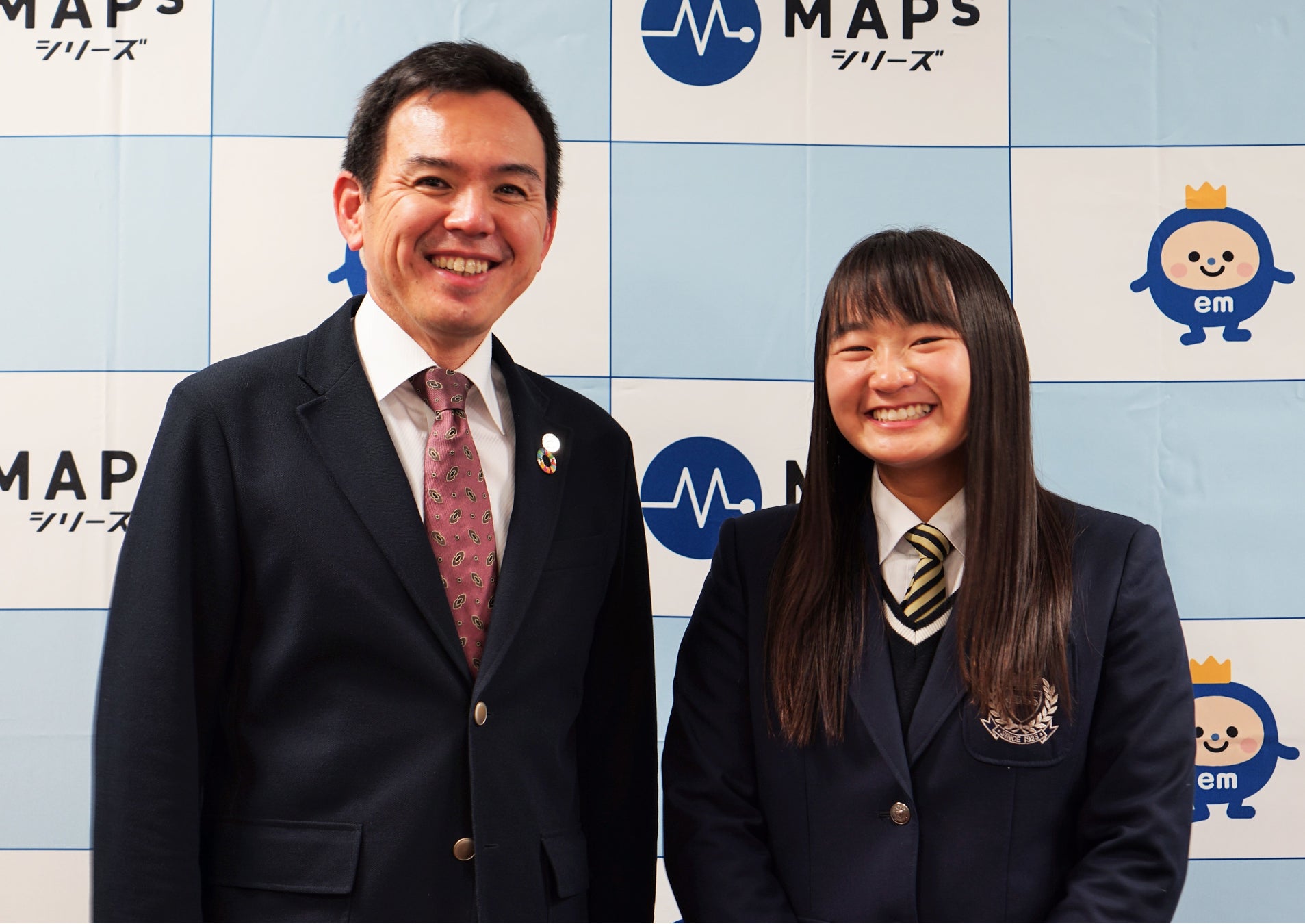 左から、EMシステムズ代表國光 EMシステムズ所属テニスプレイヤー長谷川愛依選手