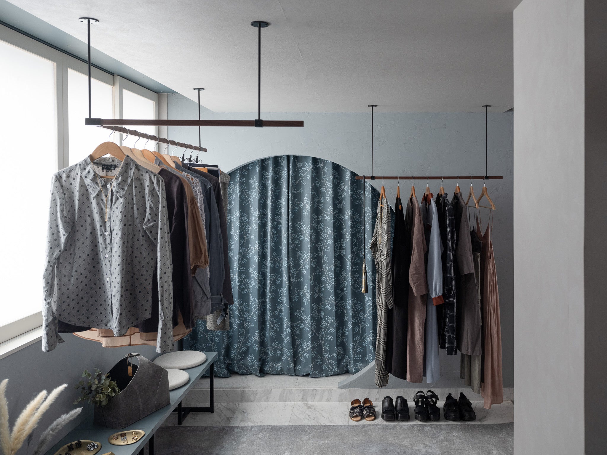 「ten•ki」ブラケット：（手前）ブラックS・L・H35cm（奥）ブラックM・H50cm／バー：ウォールナット