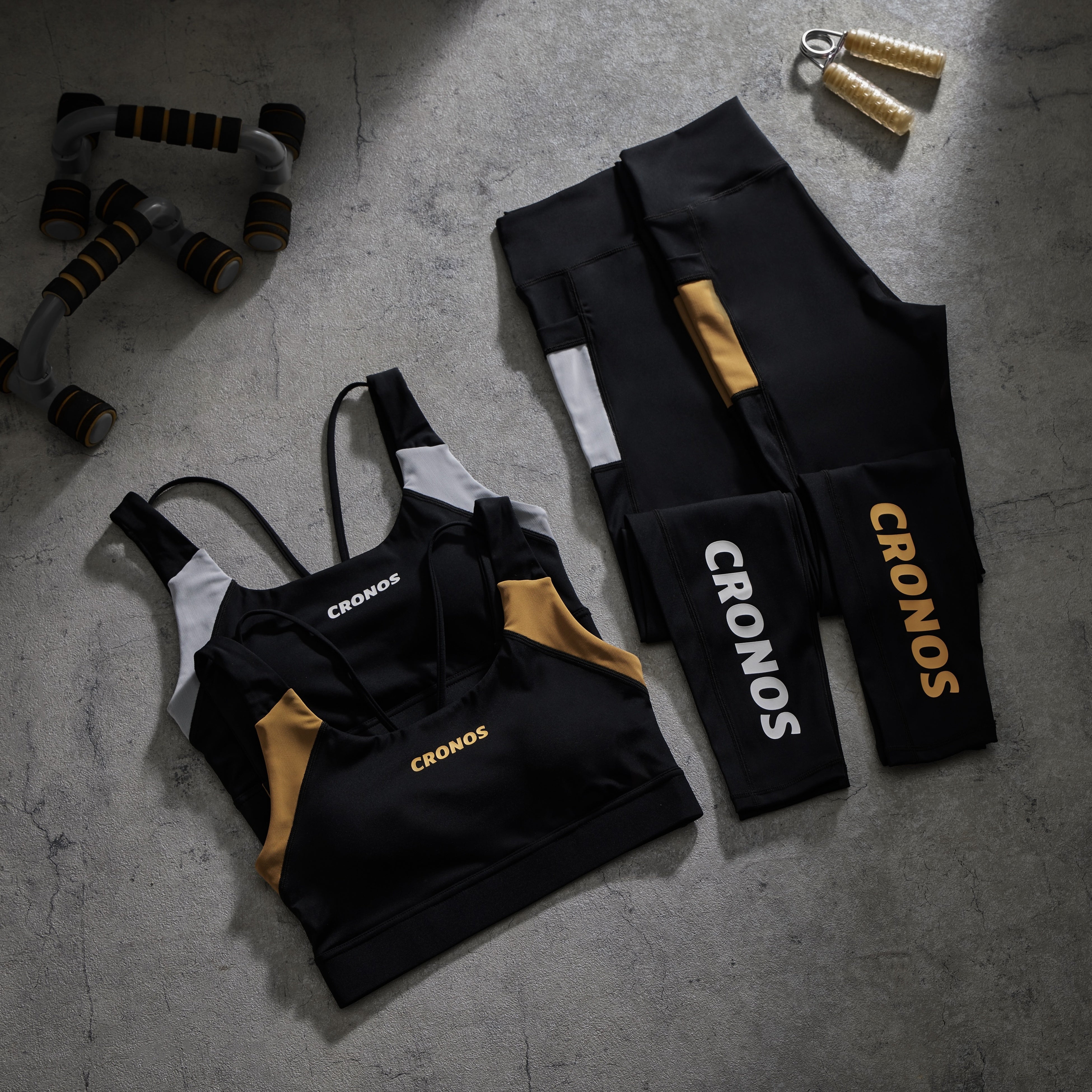 CRONOS クロノス デカロゴ　人気 CRONOS FRONT LOGO OVERSIZE T-SHIRT【BLACK×GOLD】