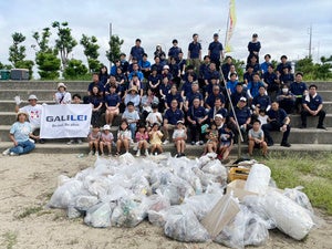 回収したごみと参加者