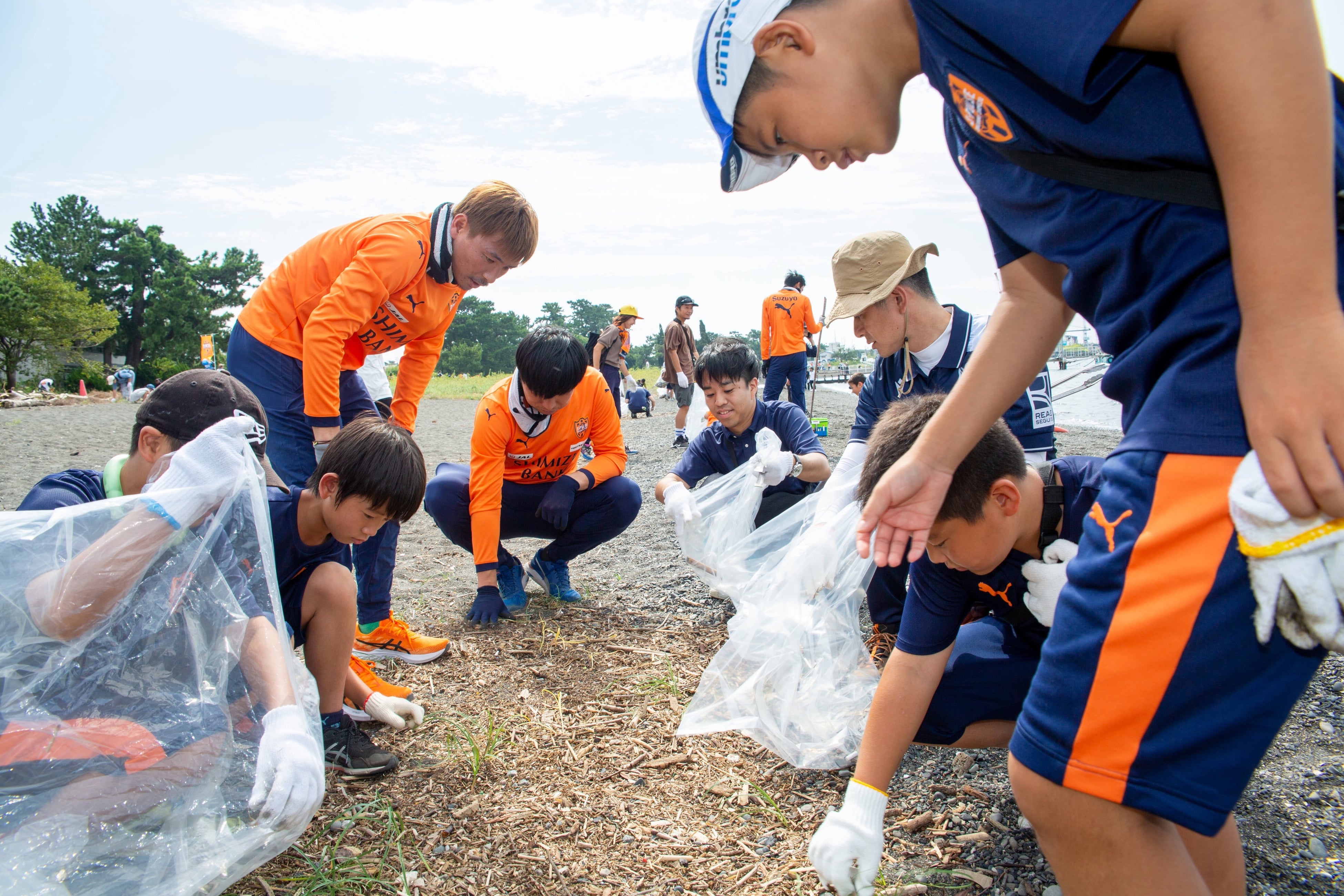 清水エスパルスの選手と社長のビーチクリーンの様子