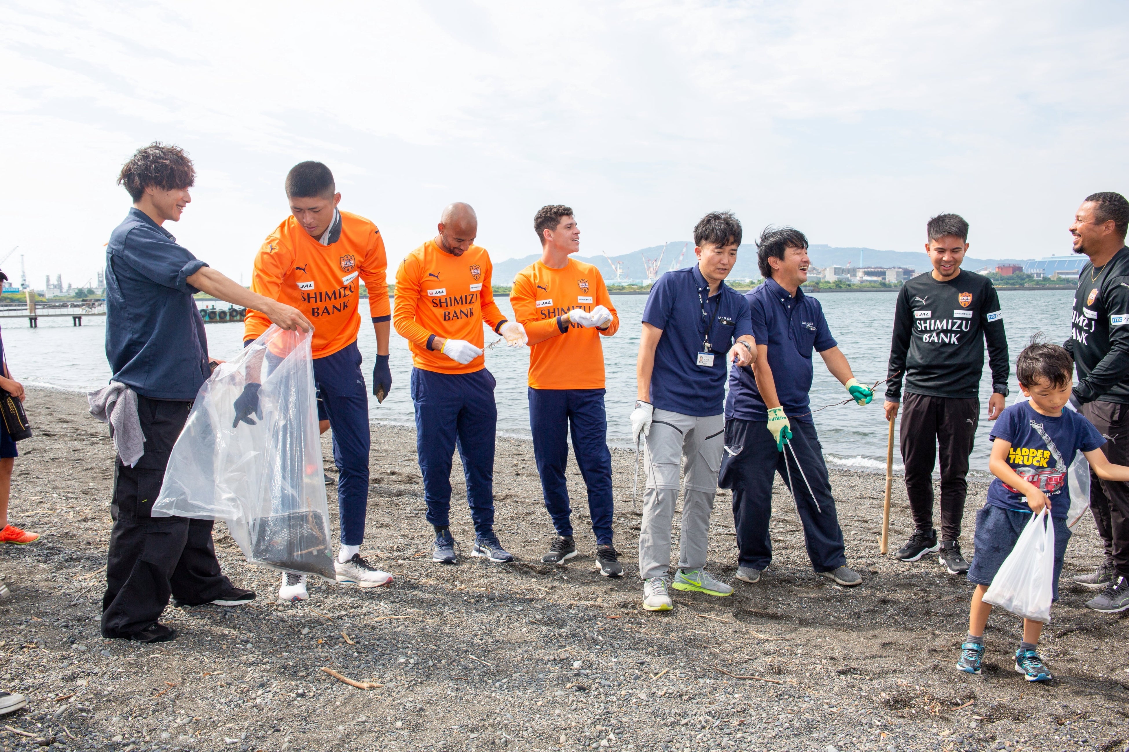 清水エスパルスの選手と当社社員のビーチクリーンの様子