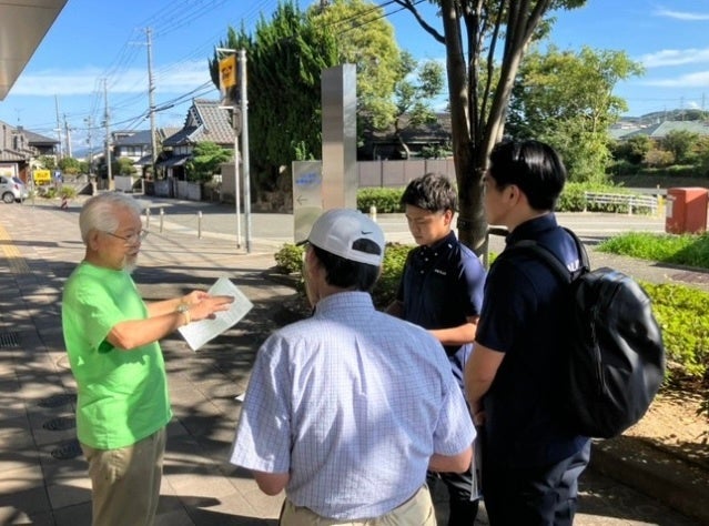 道案内中の当社大畠社員と秋定社員