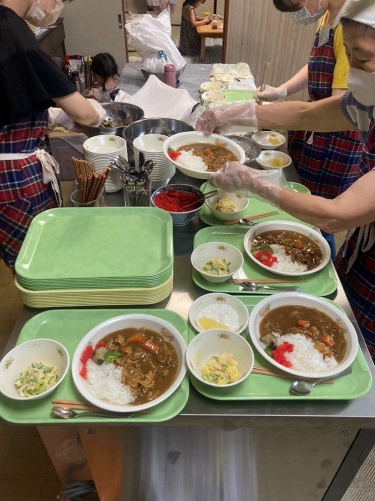 カレー提供のお手伝いの様子