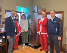 神戸支店社員4名と野里ほっとこども食堂 紺谷様(中央)