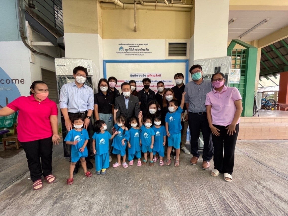 施設の子供たちと当社福島会長、フクシマガリレイタイランド社員