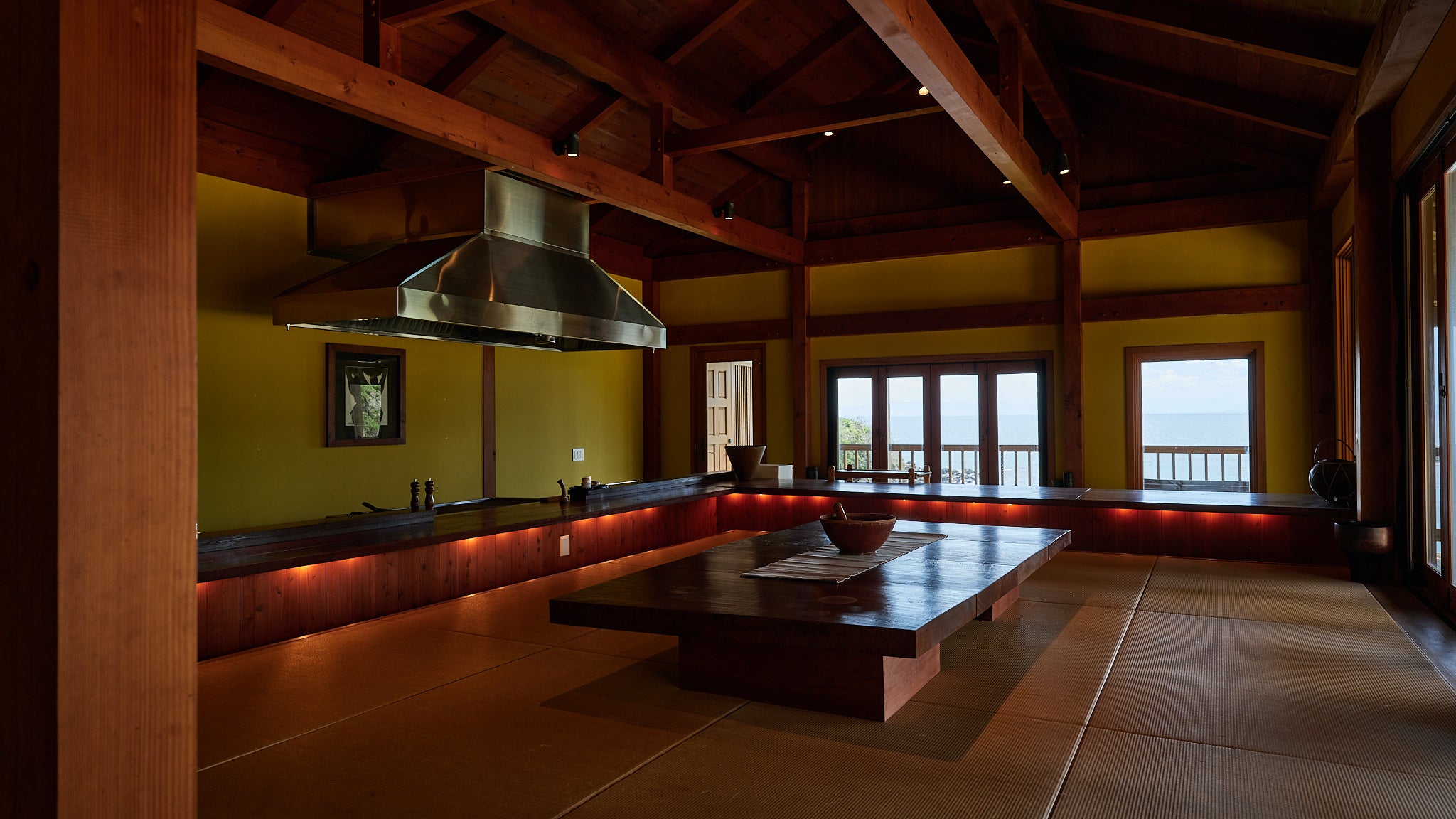 ダイニングでは、壱岐島の四季折々の海、山の幸をご自身で調達し作って食べるキュイジーヌ体験や、事前予約にてシェフによるケータリングサービスをお楽しみいただけます