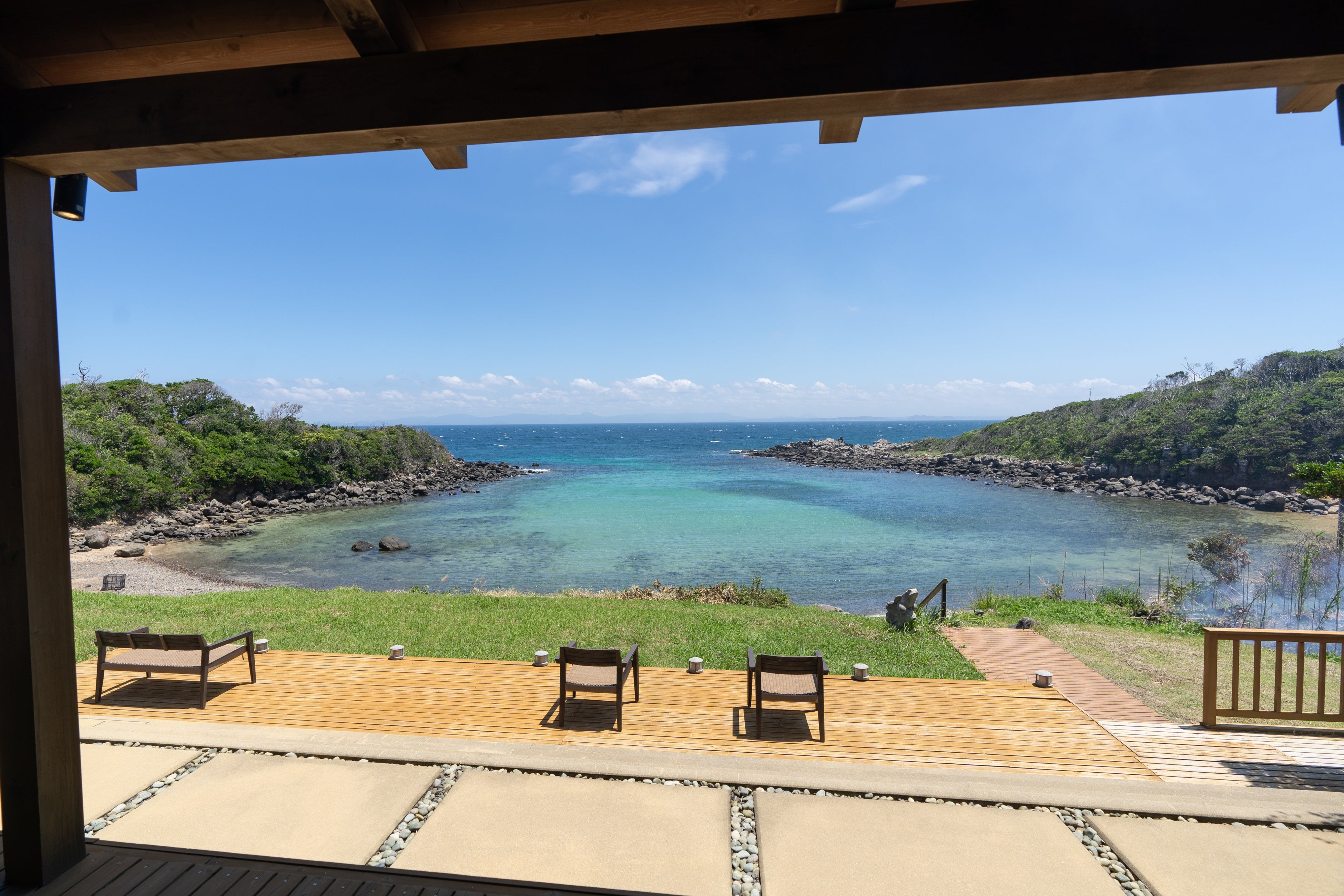 メインルームの畳ルームから寝転がりながら眺めるプライベートビーチ