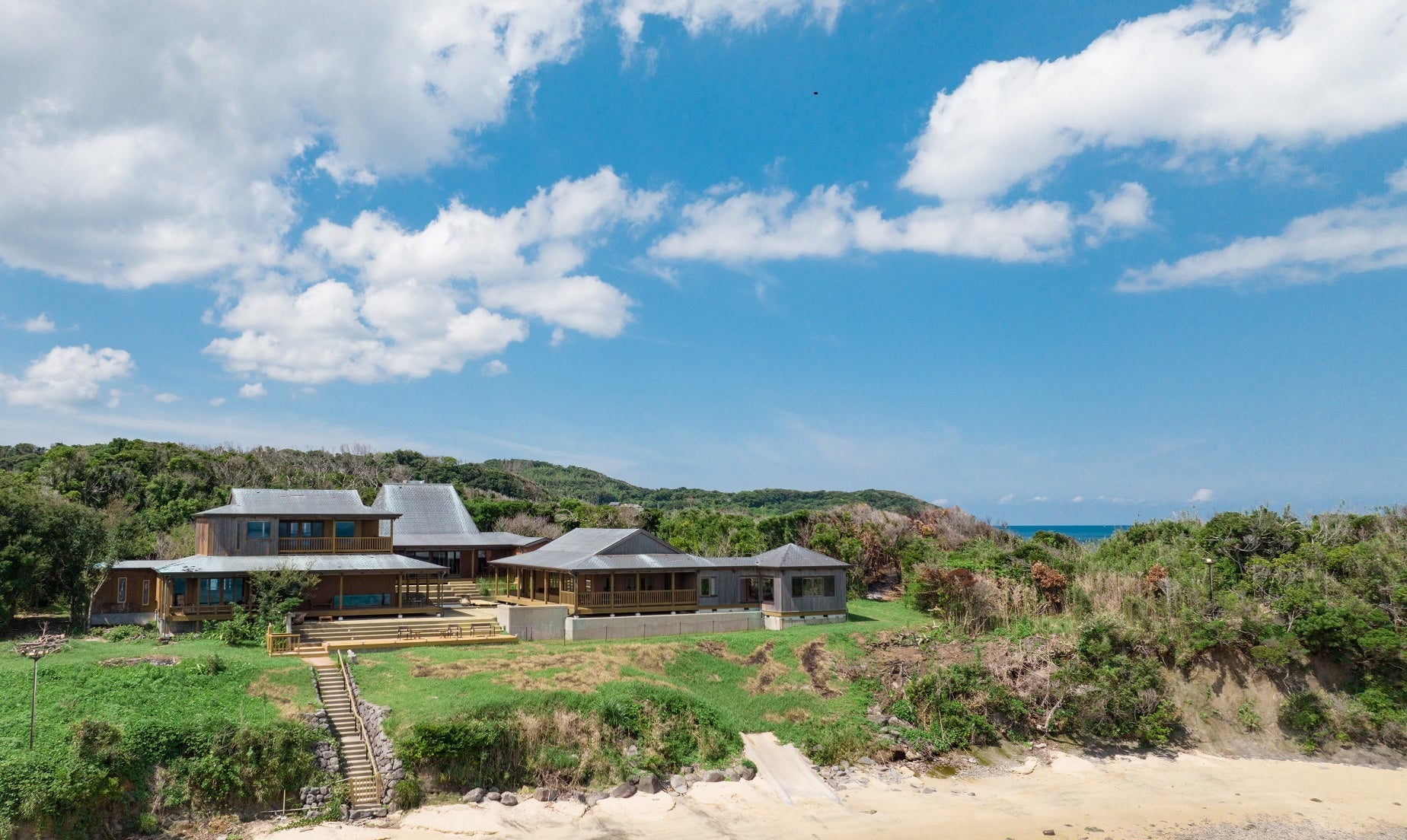 左からメインルーム、ロビー、ダイニング、離れ