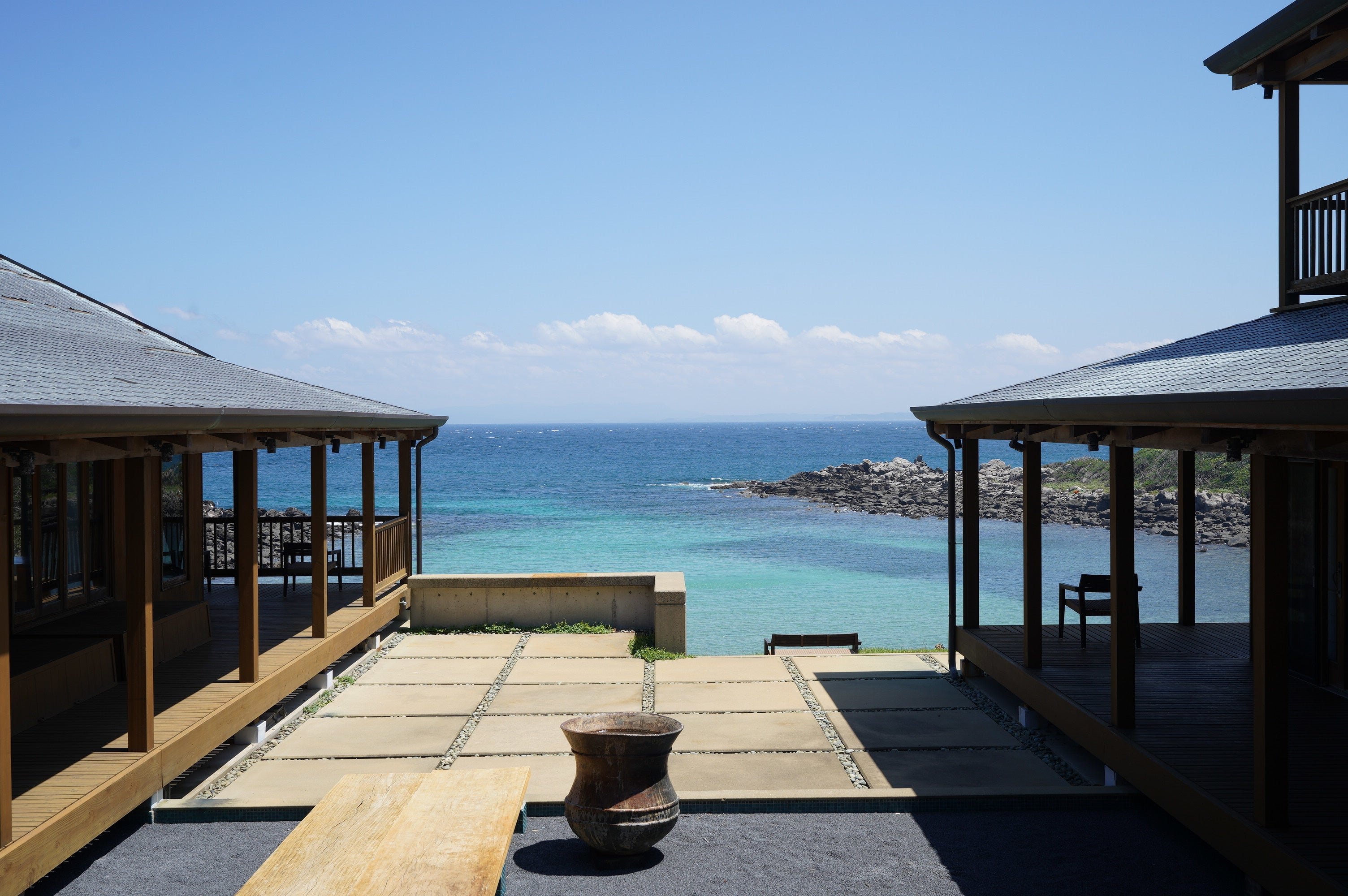 ロビーを抜けるとプライベートビーチが一望できるパティオへ