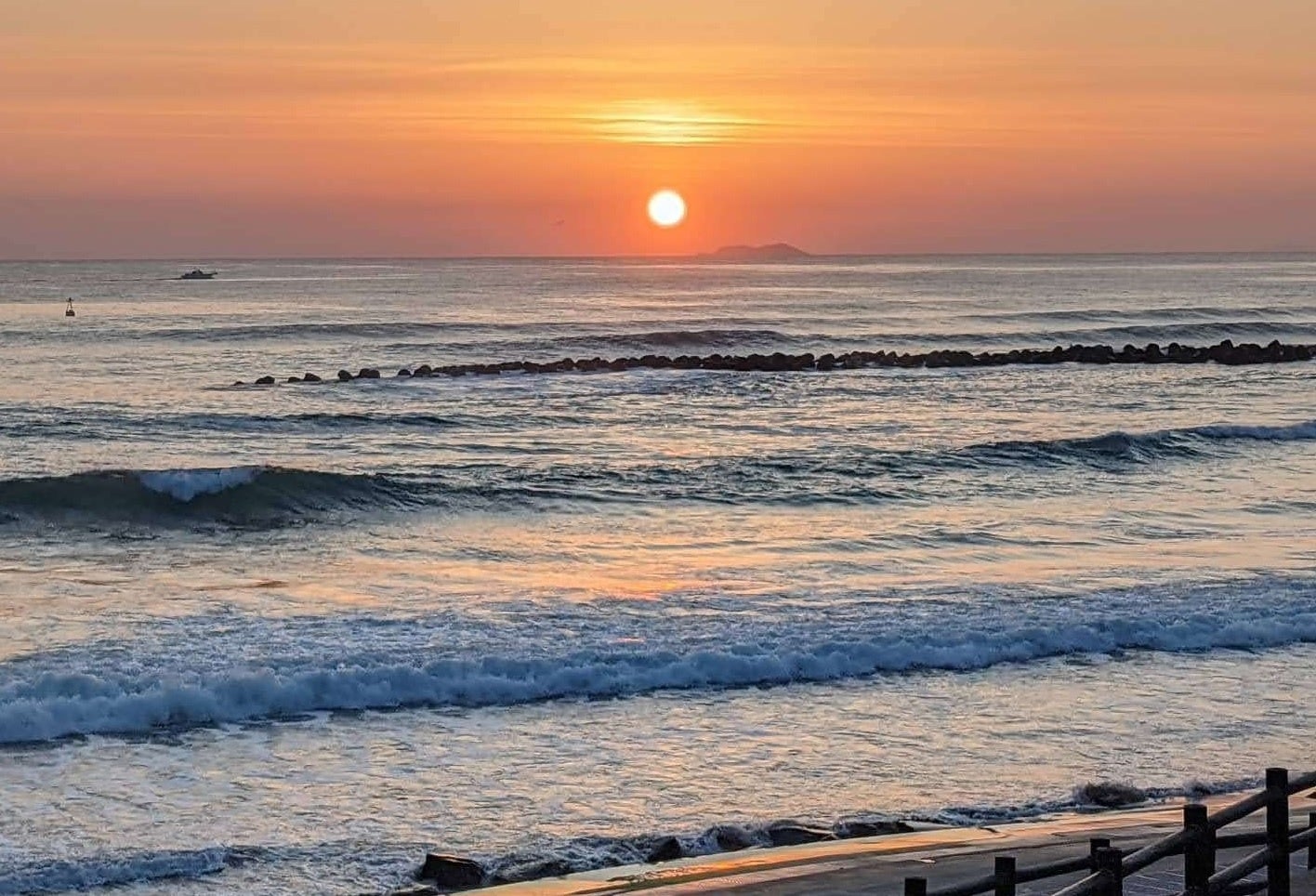 サンライズ、サーフィンや、ビーチヨガを楽しめる、ハウスから徒歩1分の清石浜