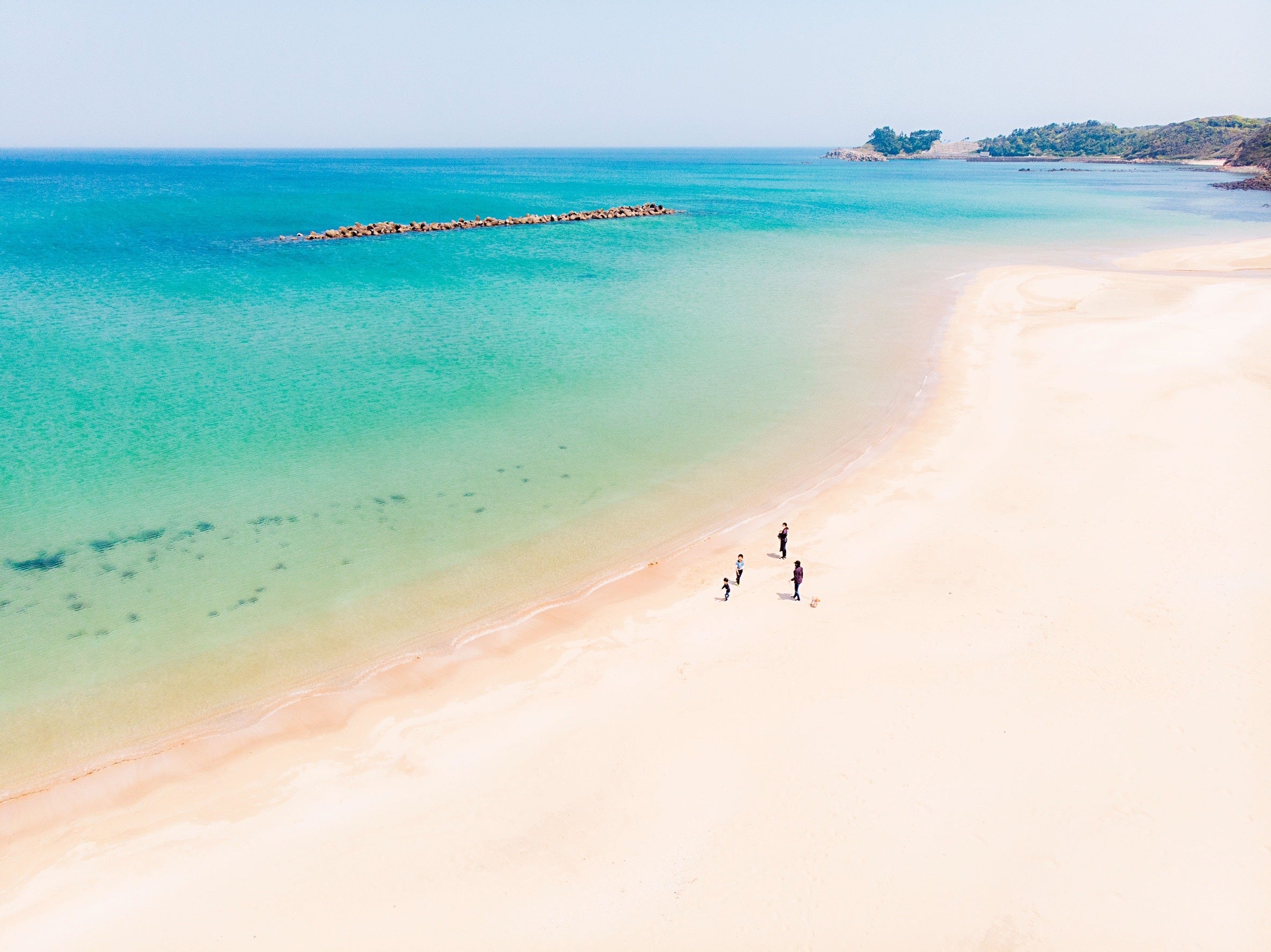 白い砂浜とエメラルドグリーンとコバルトブルーの清石浜