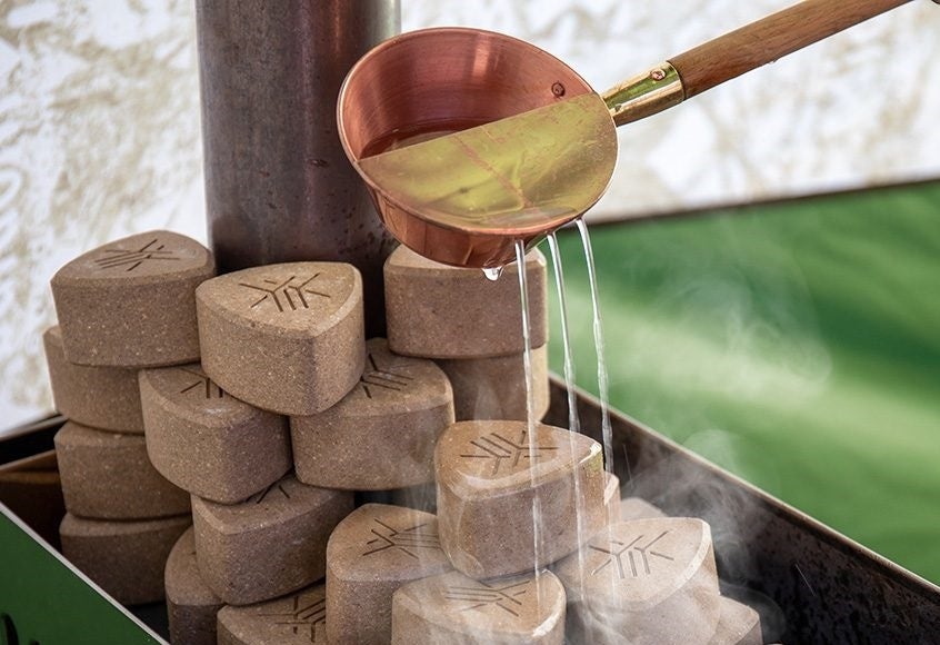 ストーブの上で熱したサウナストーンにロウリュをして発汗を促します