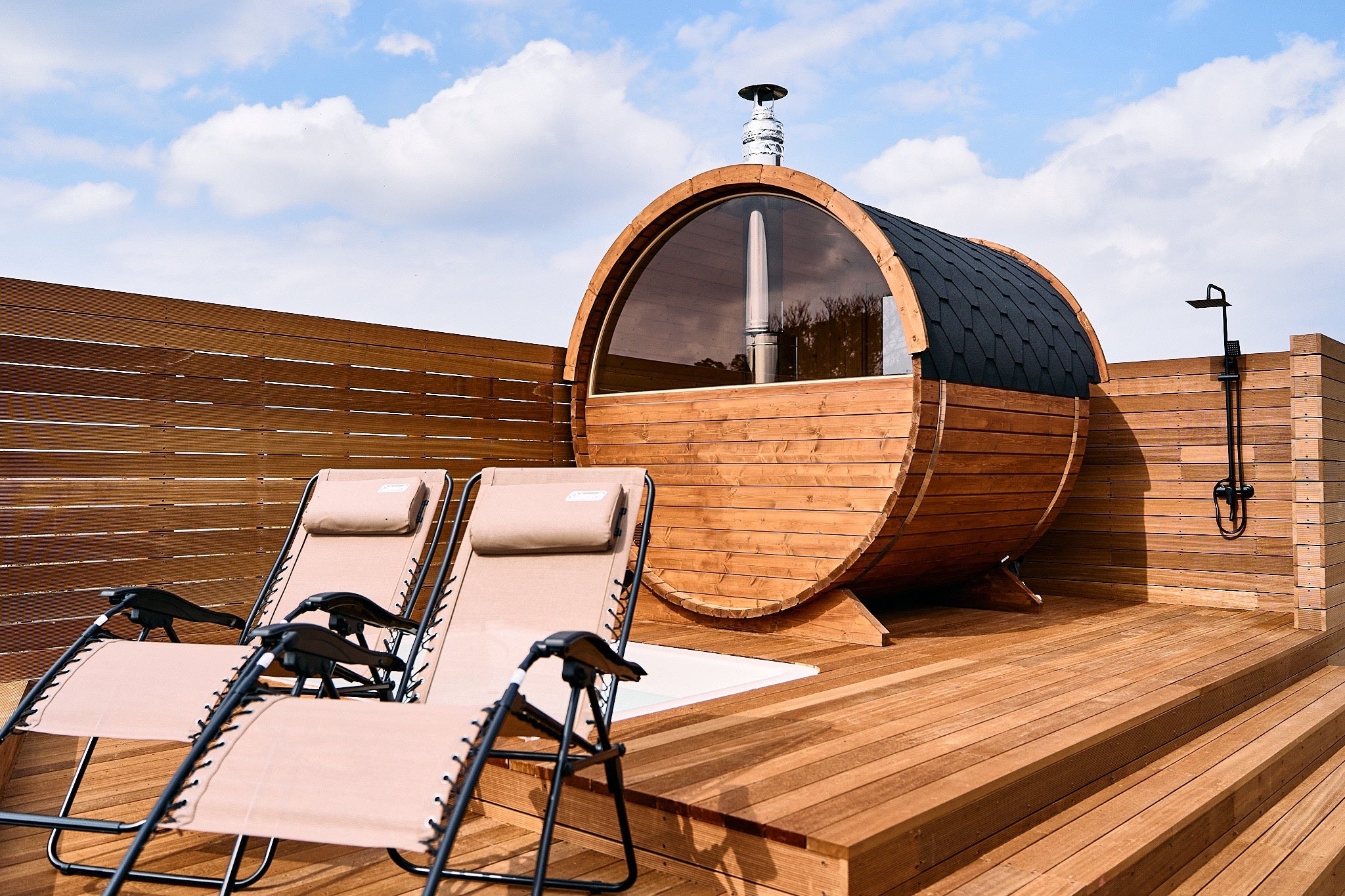 テラスのデッキに設置の露天風呂＆バレルサウナ。50m程歩いて、海で水風呂体験も可能でございます。