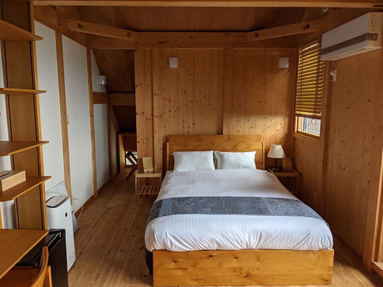 木のぬくもりで寛げるダブルベッドルーム