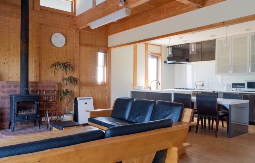 ヴィラ室内はキッチンリビング、暖炉付きで冬のおこもり旅にも快適