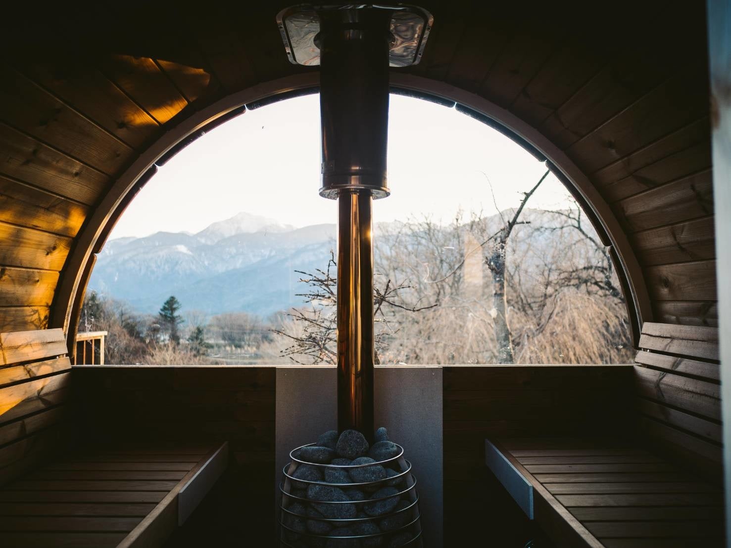 提供：totonou Japan社のバレルサウナ。同社のサウナは離島では当ヴィラが初の導入