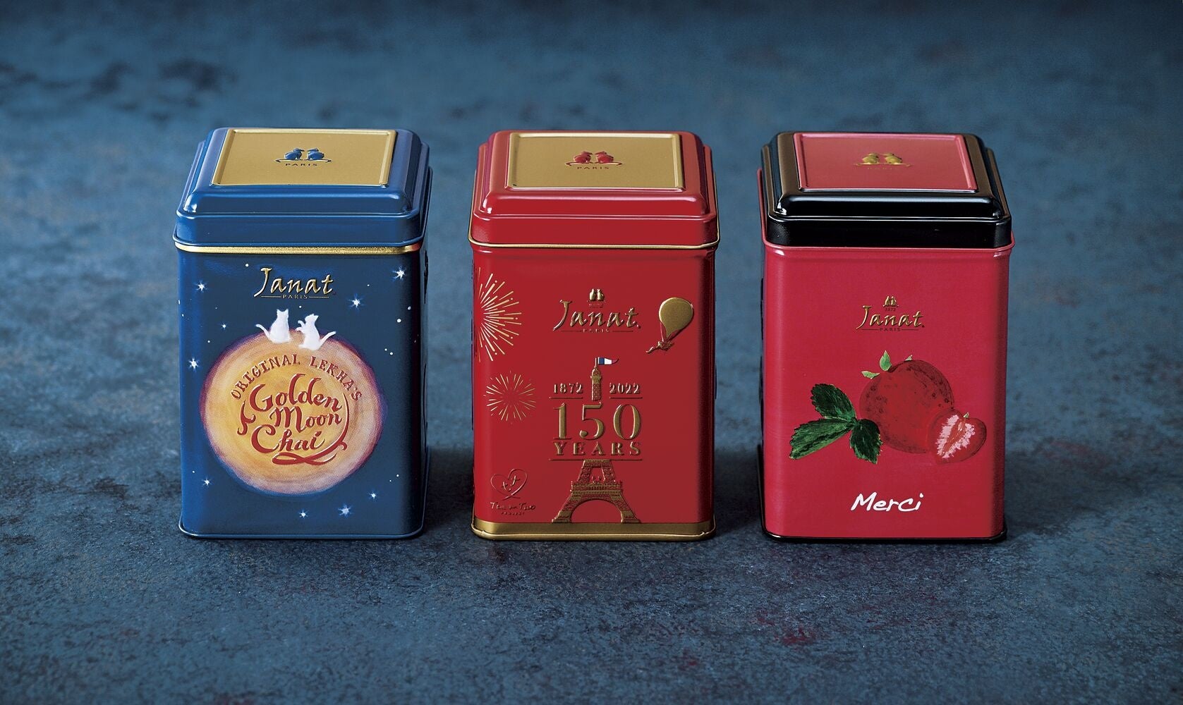 左から「ゴールデンムーンチャイ」、150周年記念缶の「ポムダムール」、「メルシー」