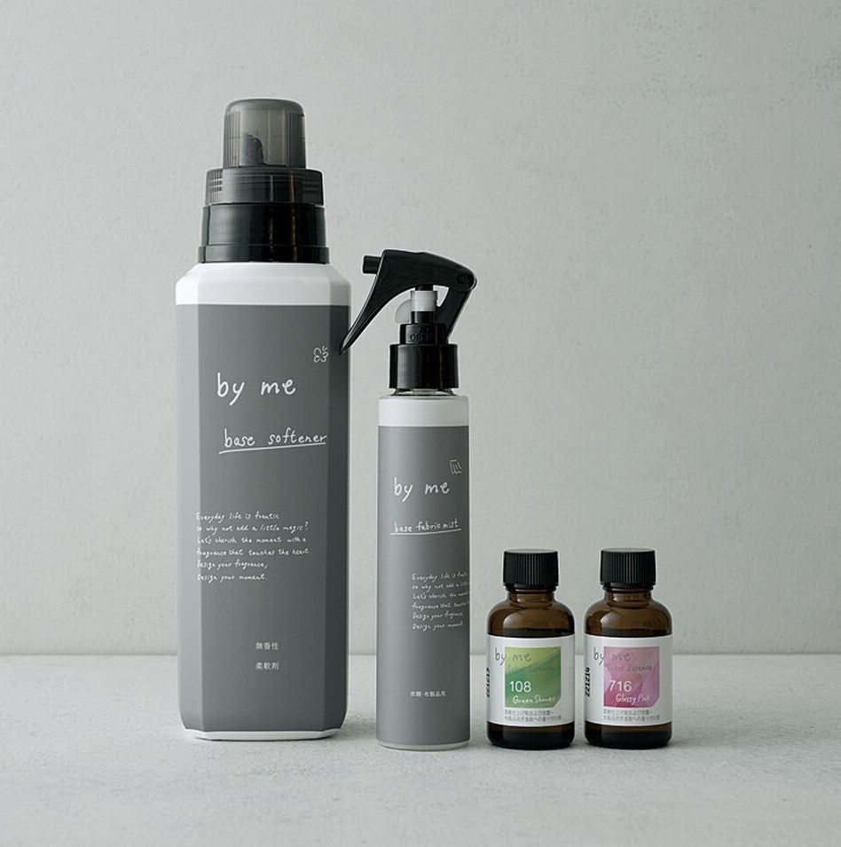 左からソフナー（柔軟剤）、ファブリックミスト、エッセンス（グリーンシャワー）。エッセンス（ロージーハグ）