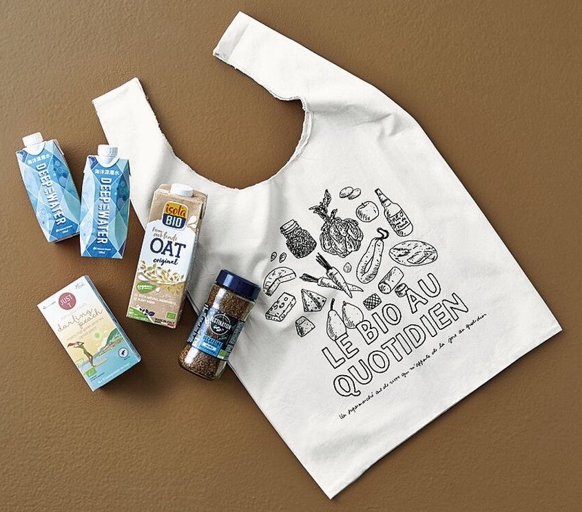 左から時計まわりに,海洋深層水2本、マルシェバッグＬサイズ、コーヒー。オーツミルク、紅茶