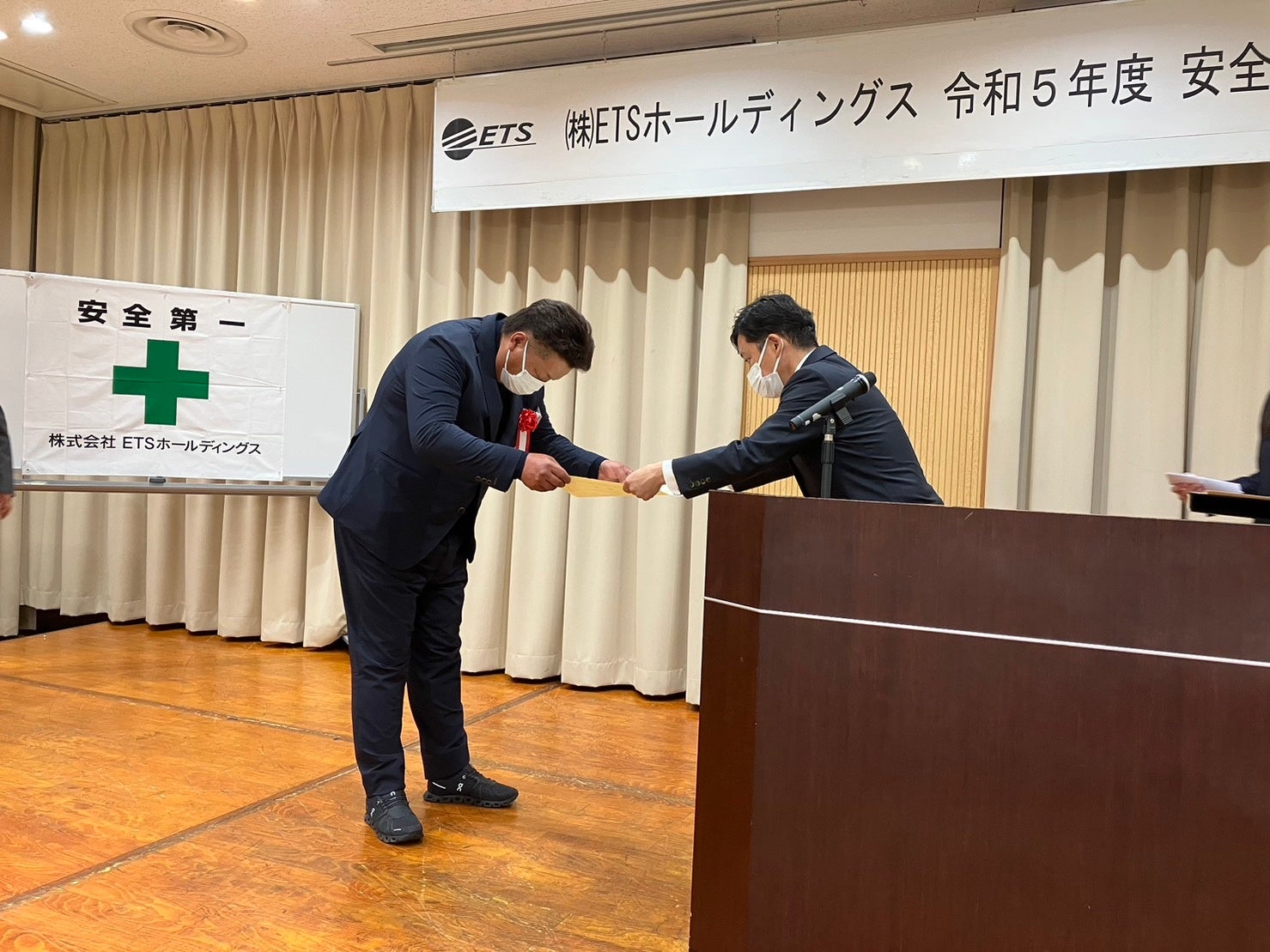 笠巻電気工事株式会社への表彰の様子