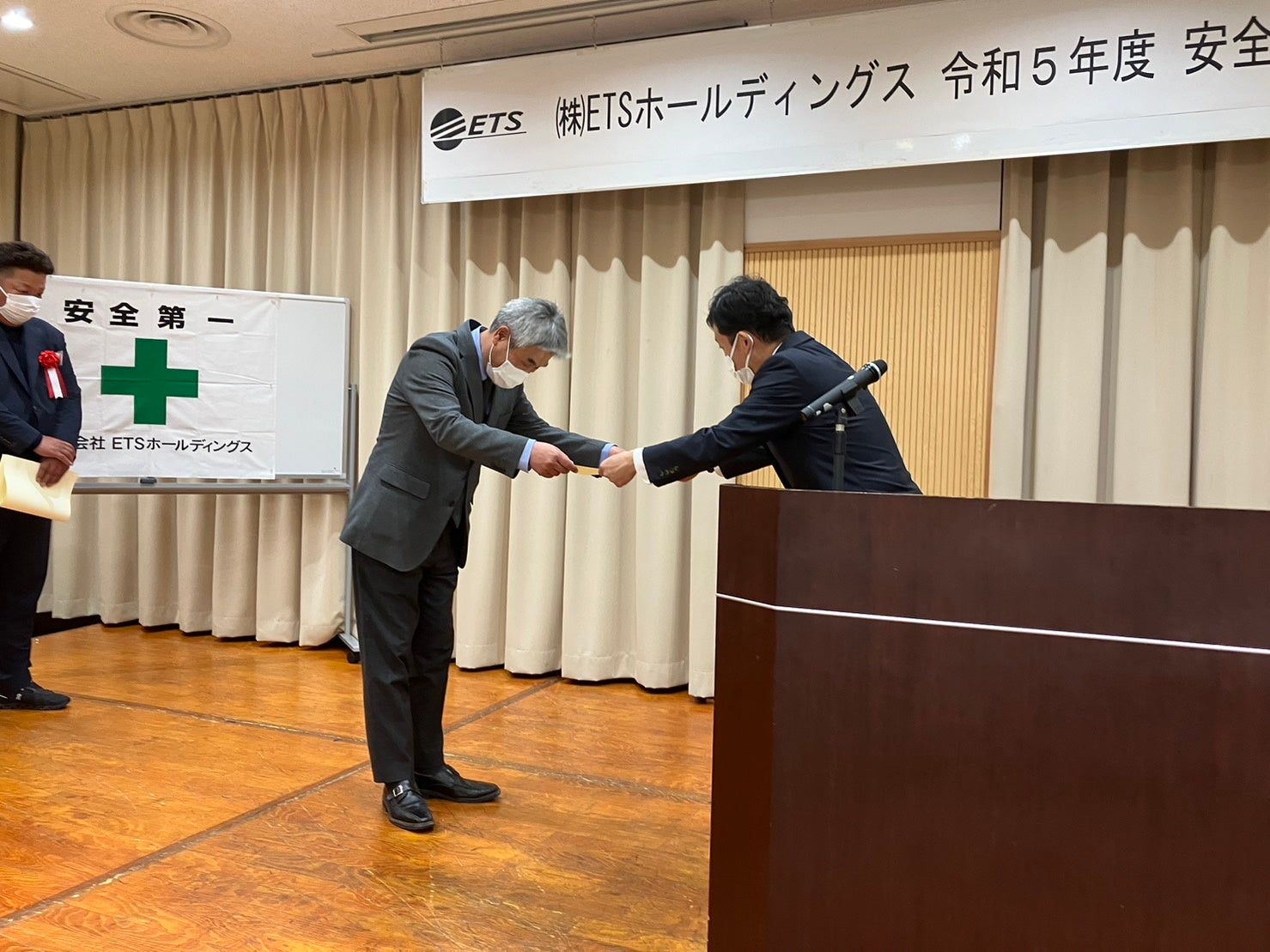 昌和電工株式会社への表彰の様子（当社社員代理）