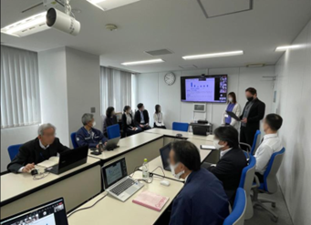 右：オンラインでのプレゼン画像