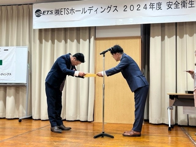 株式会社プレイスクリエイションへの表彰の様子