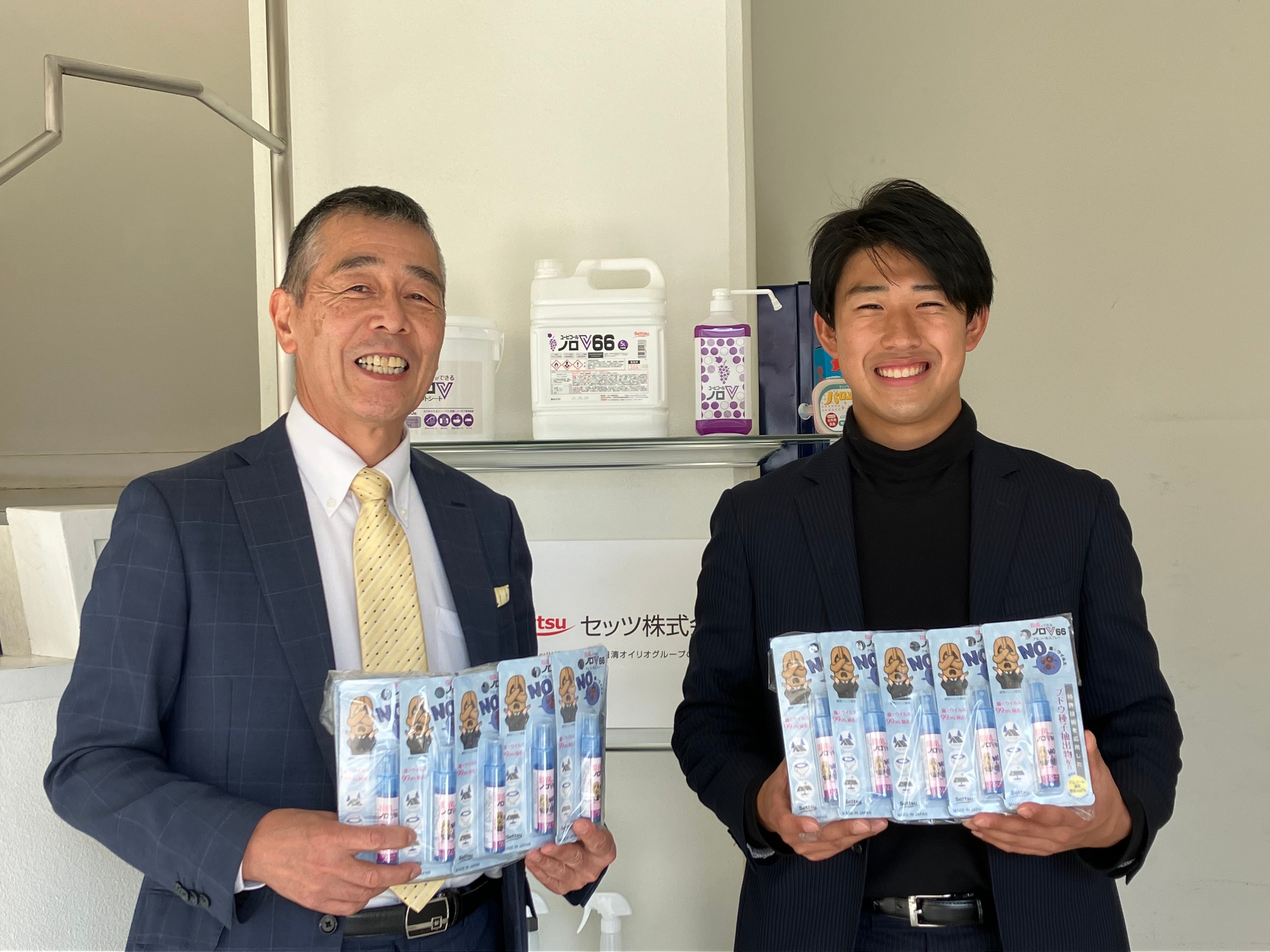 左から セッツ株式会社 代表取締役社長 大前 敏和、堺よさこいかえる祭り実行委員会 実行委員長 岡田 隆佑