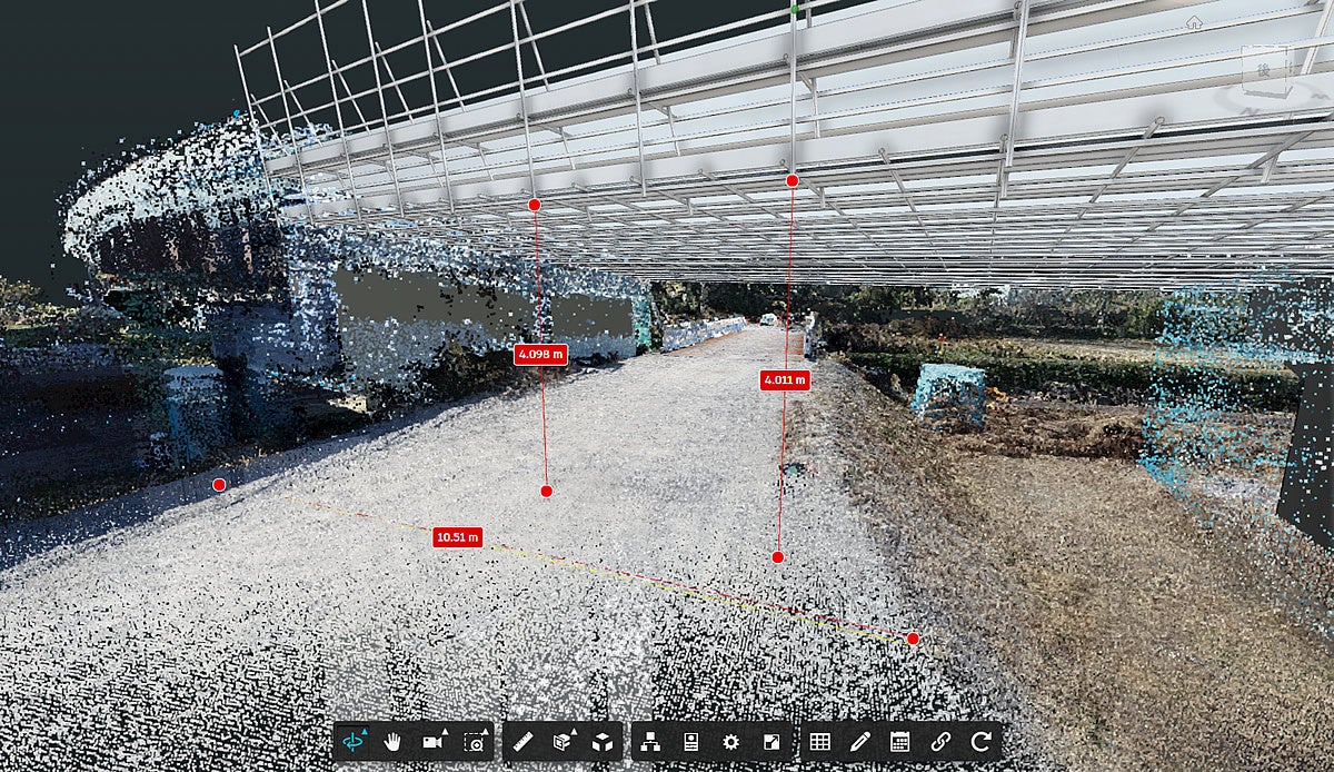 Navisworksモデルと点群データで桁下高さを計測した様子