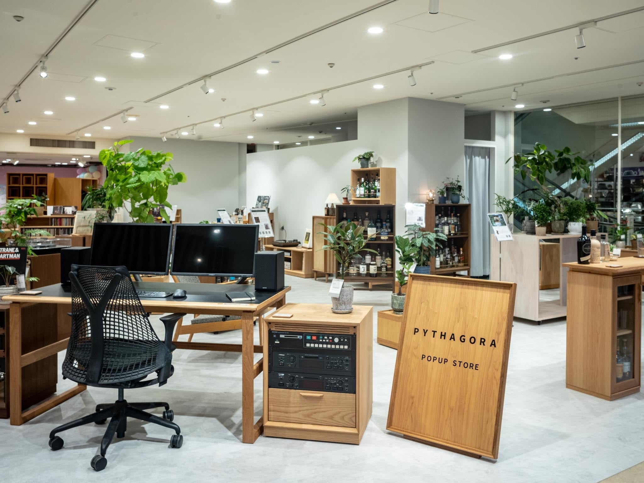 レコードをもっと好きになれる家具」100枚以上のレコード