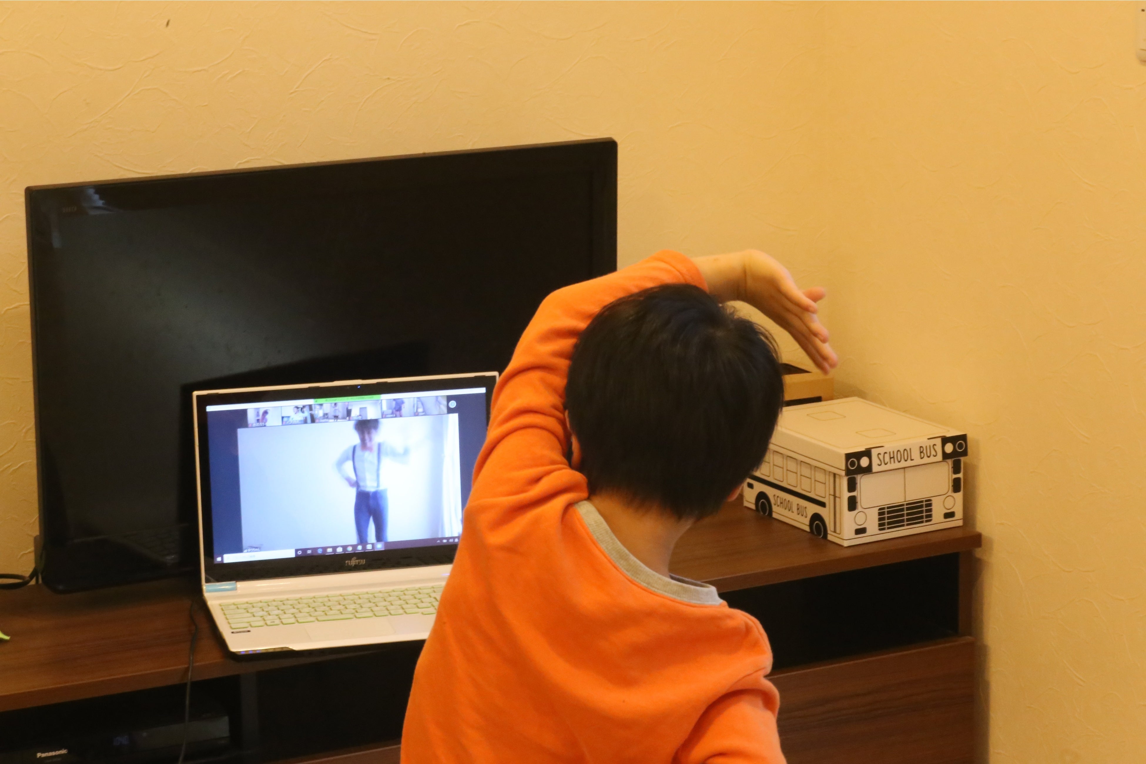 ご家庭を対象としたダンスプログラムの様子