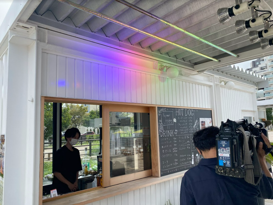 ハジマリヒロバ内レストランにて商品を調理