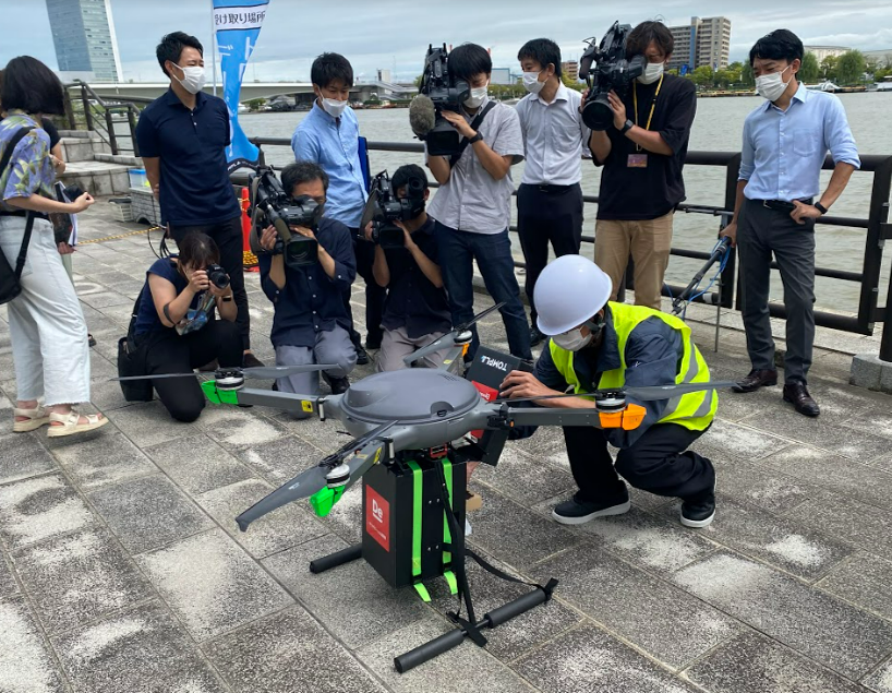 対岸の着陸ポートにドローンが到着