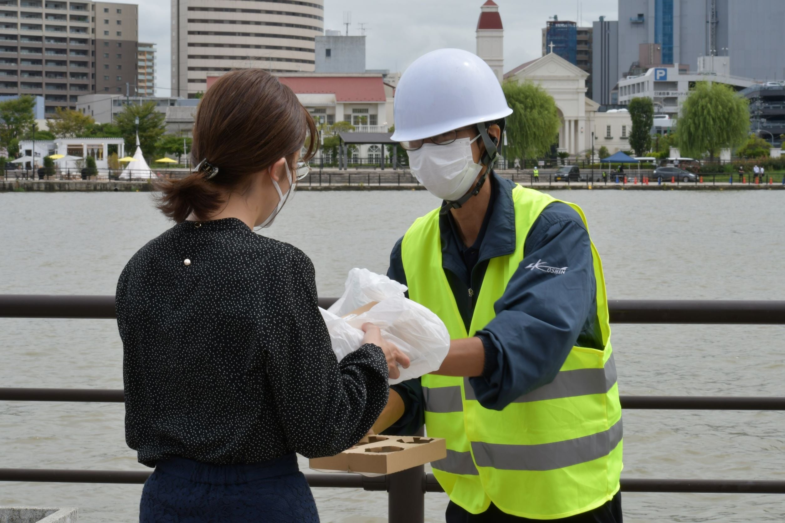 商品を注文したお客様へお渡し