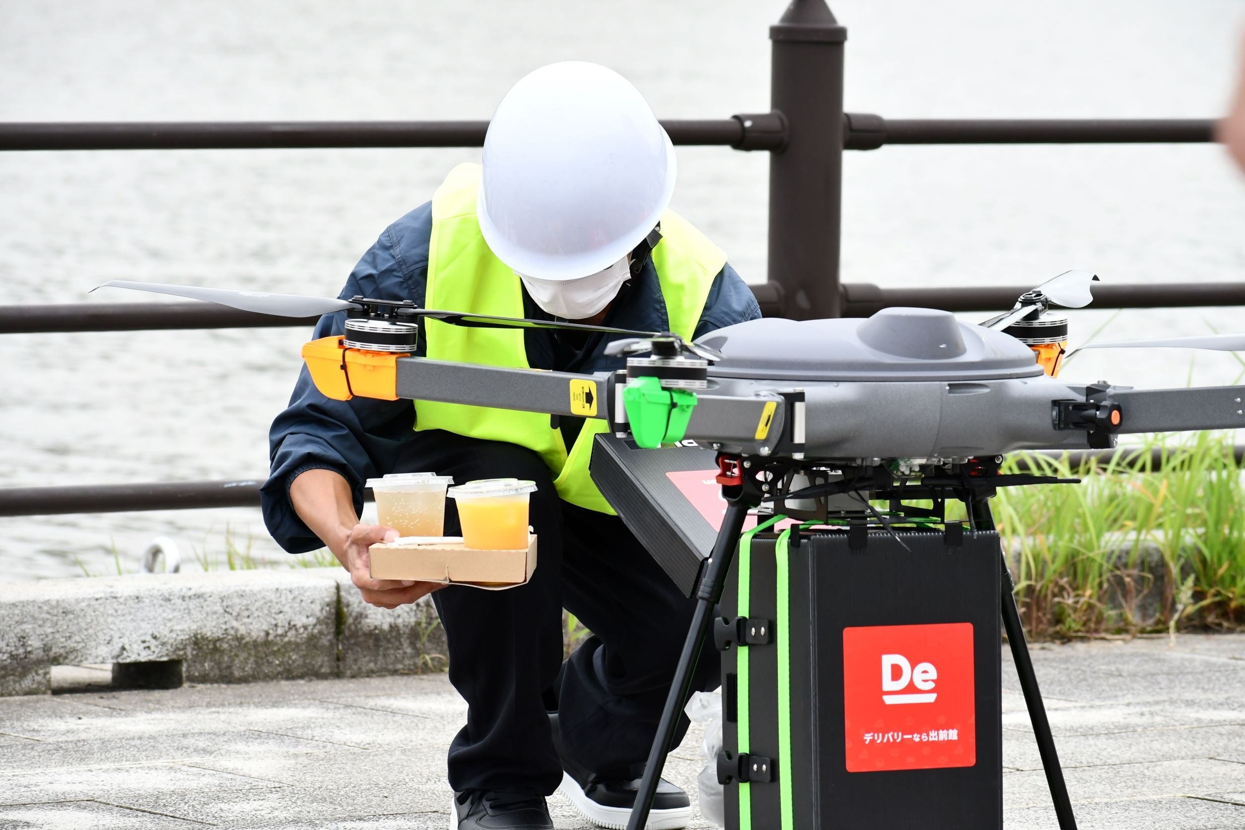 ドローンから注文商品をピックアップ