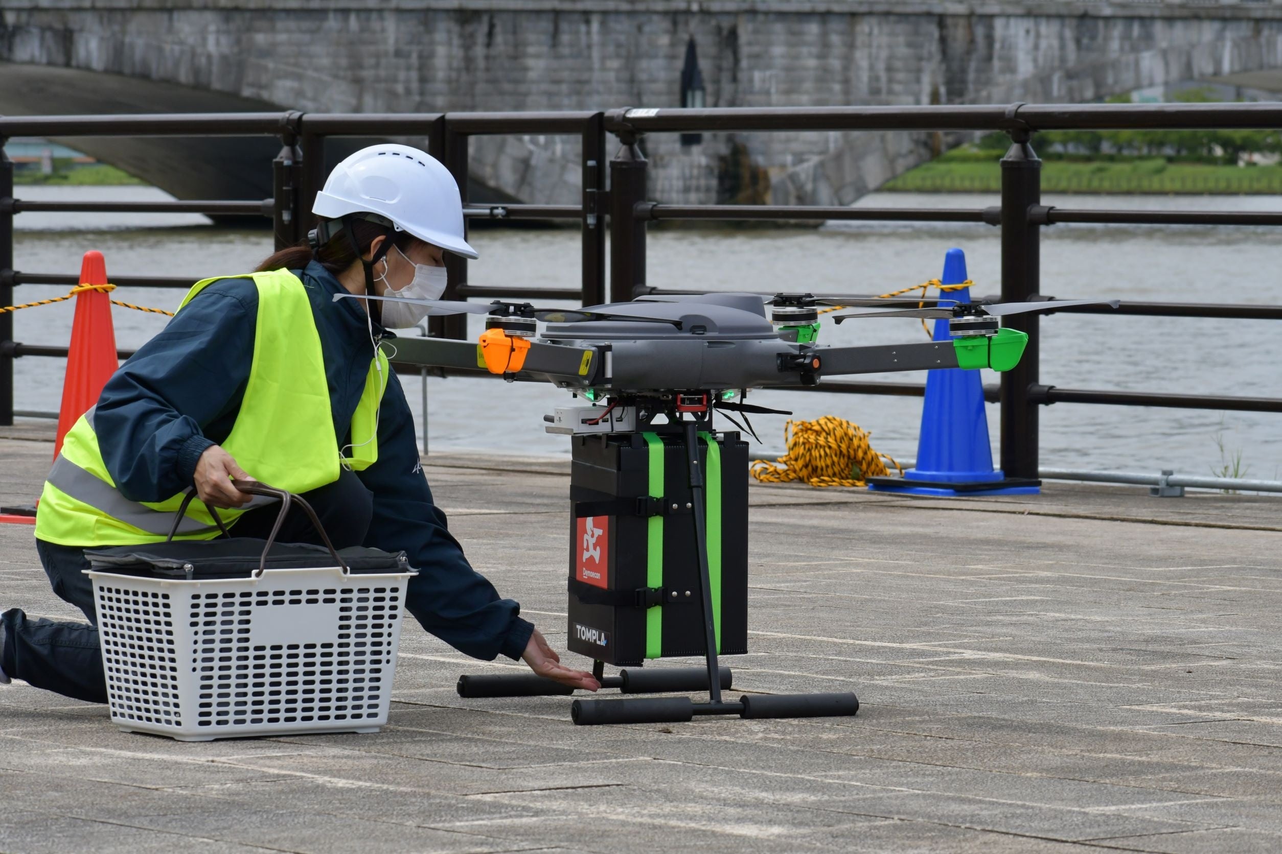 調理した商品をドローンにセッティング