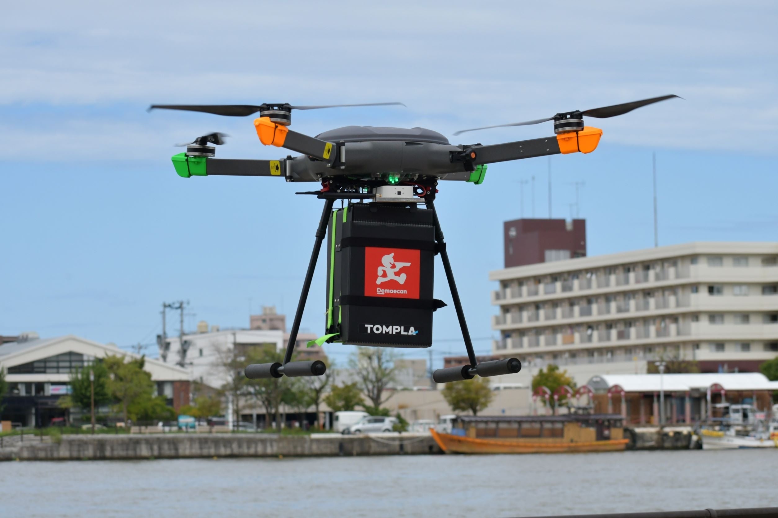 商品が入ったドローンが信濃川を越え、対岸へ