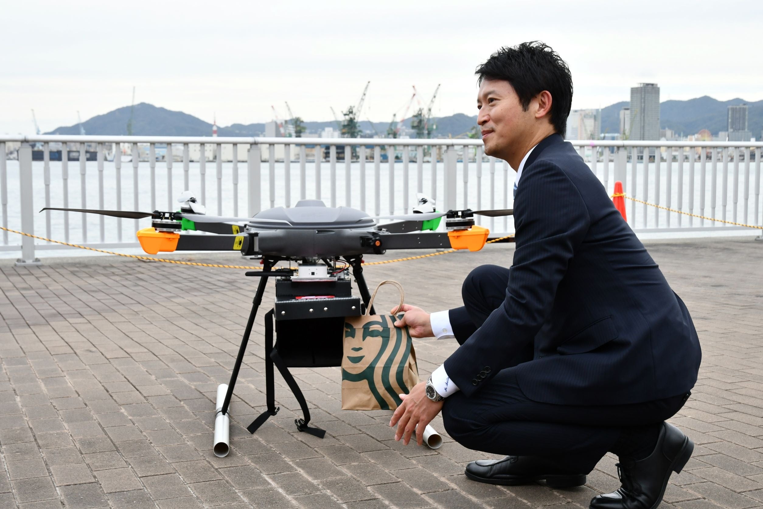 商品を受けとる兵庫県の斎藤知事