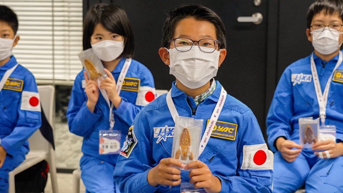⽇本橋の街づくりをされている三井不動産株式会社様からはロケットの形のクッキーをいただき、子ども達の笑顔が溢れました