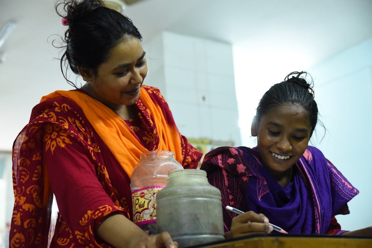 毎日通ってくる少女を優しく迎え入れる教育係のファルザナ（左）