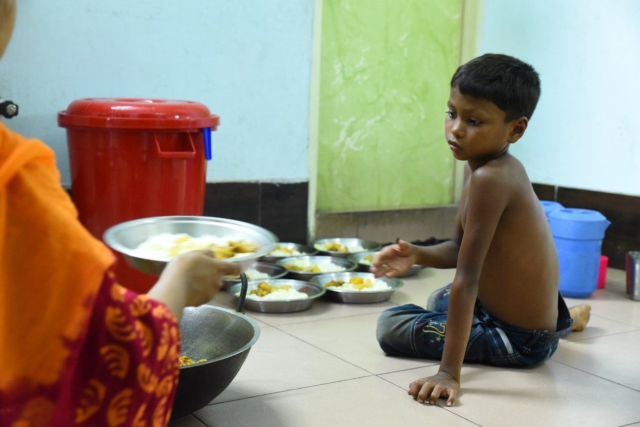 昼食の準備中。子どもたちは、配膳の係が順番に回ってくる。