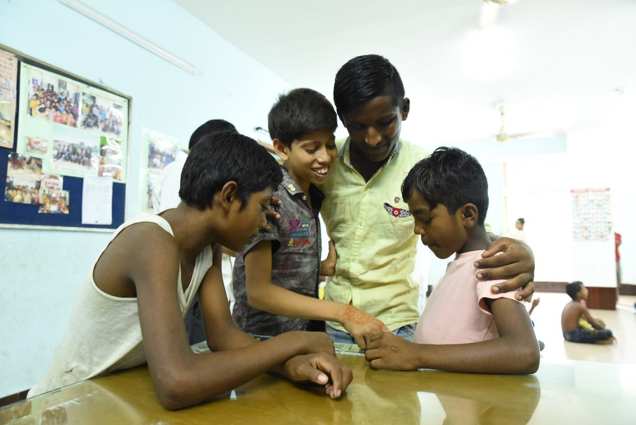 きょうだいのように仲の良い子どもたち。センターでは「助け合い」を教えている。